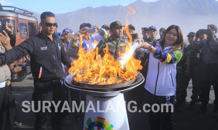 Nabila Syakieb Batal Datang, Susi Susanti Bawa Obor Asian Games di Bromo