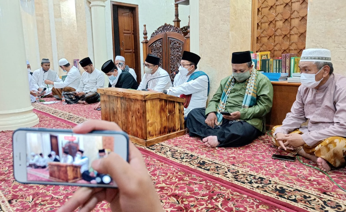 sutiaji-saat-memberikan-tauziah-kepada-segenap-warga-di-masjid-fattahillah.jpg