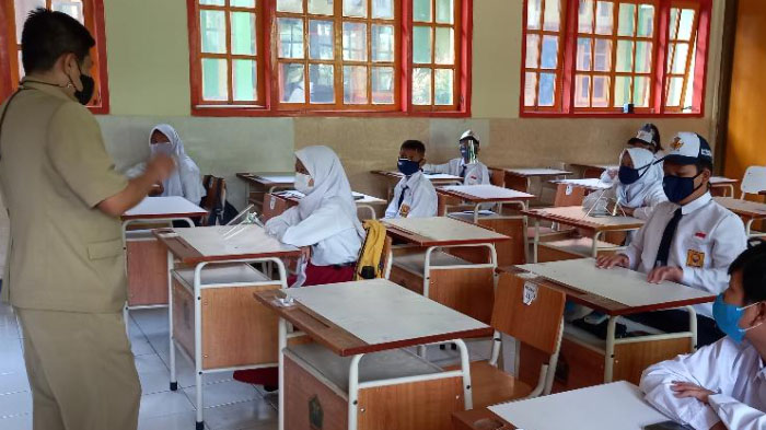 suwarjana-kadis-dikbud-kota-malang-meninjau-pelaksanaan-hari-pertama-ptmt-di-smpn-8-kota-malang.jpg
