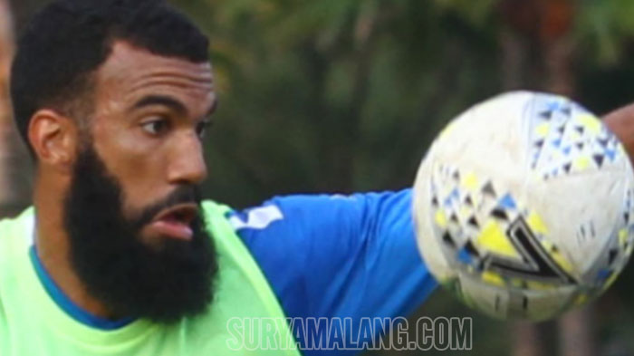 sylvano-comvalius-menguasai-bola-dengan-dalam-latihan-arema-fc-5.jpg