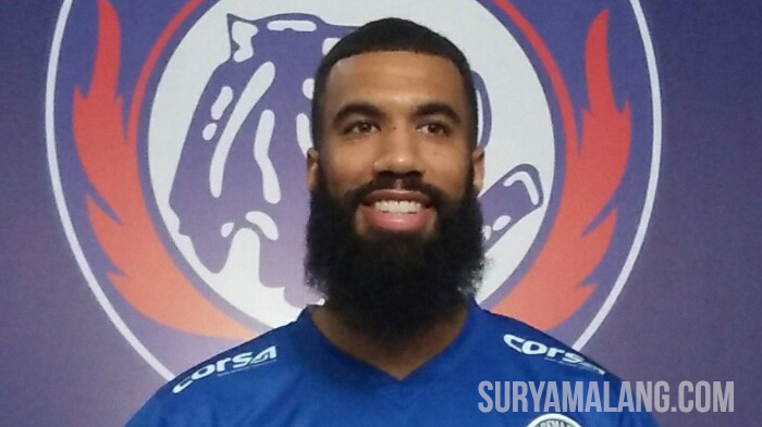 sylvano-comvalius-striker-baru-arema-fc-saat-dikenalkan-ke-awak-media-di-kantor-arema-fc.jpg