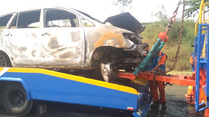 Tabrakan di Tol Pandaan-Malang Memicu Mini Bus Terbakar, 5 Orang jadi Korban