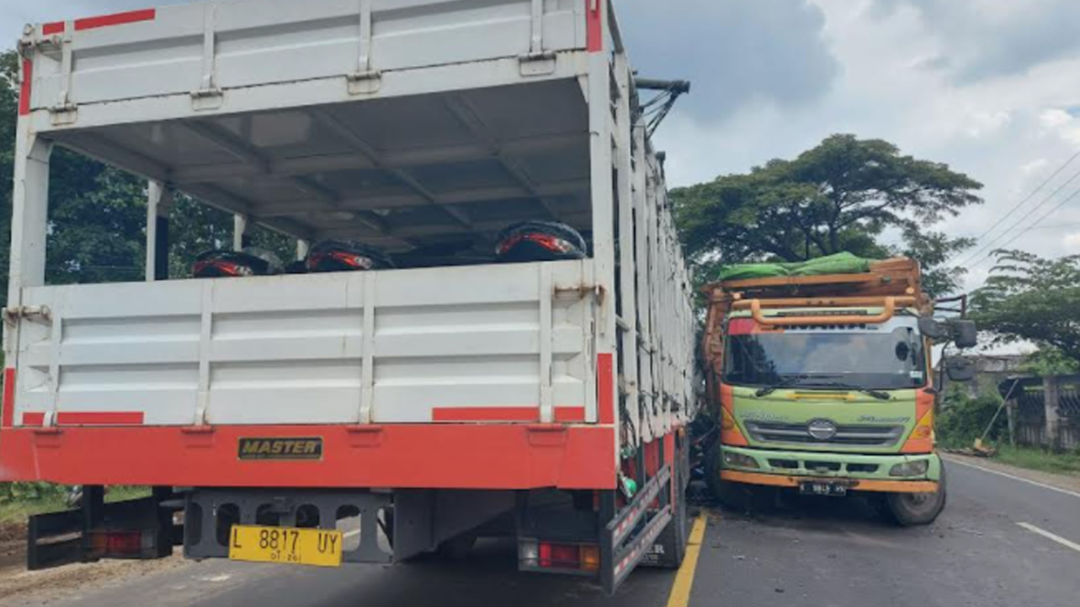 Tabrakan 2 Truk di Jalan Raya Tuban -Widang, Sopir Truk Pengangkut Motor Tewas Terjepit