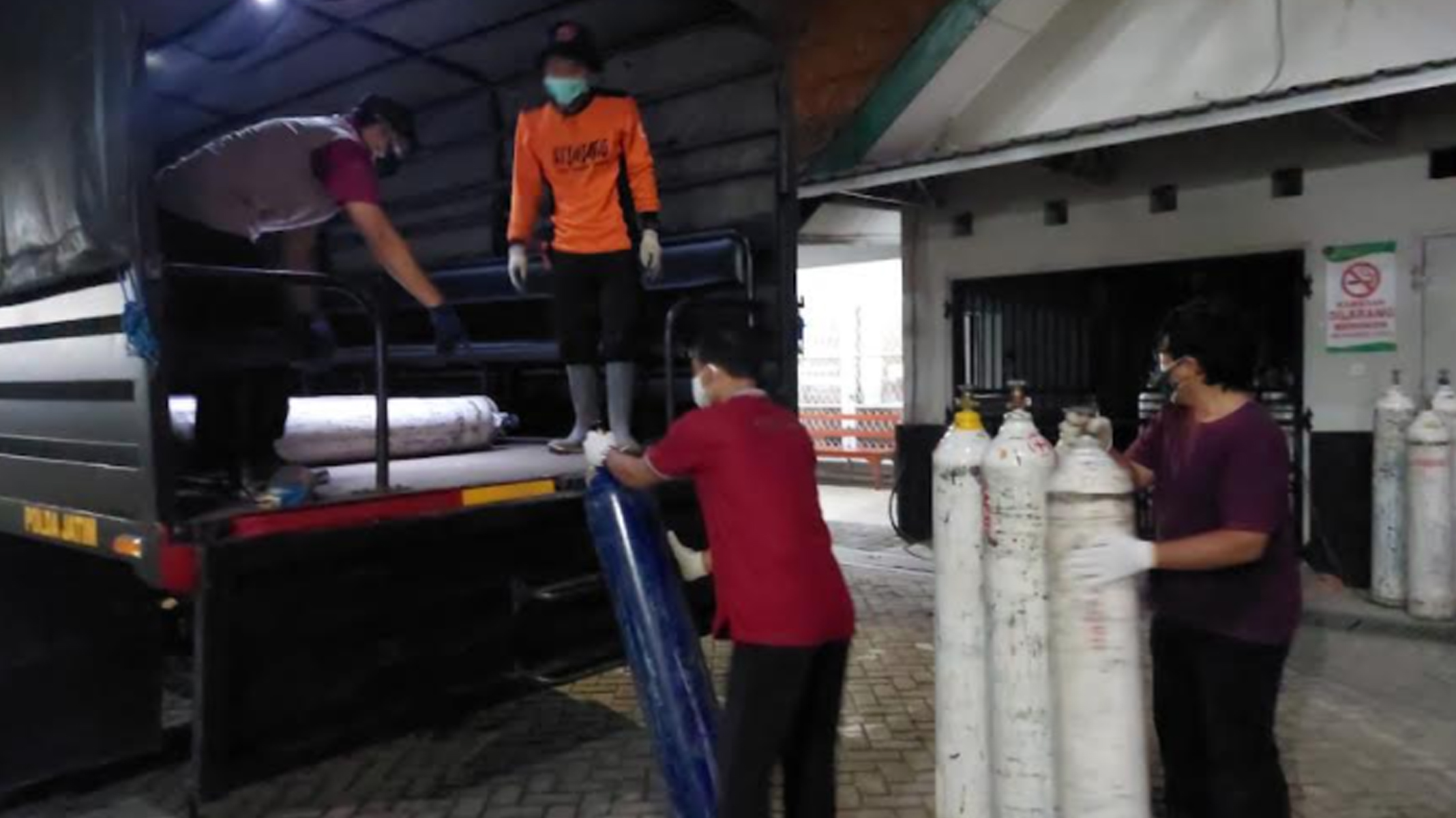 Brimob dan BPBD Kota Kediri Bersinergi Distribusikan Tabung Oksigen ke Rumah Sakit