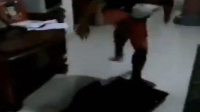 Emosi Lihat Hasil Quick Count Pemilu 2019, Pria Ini Banting & Injak-injak Televisi