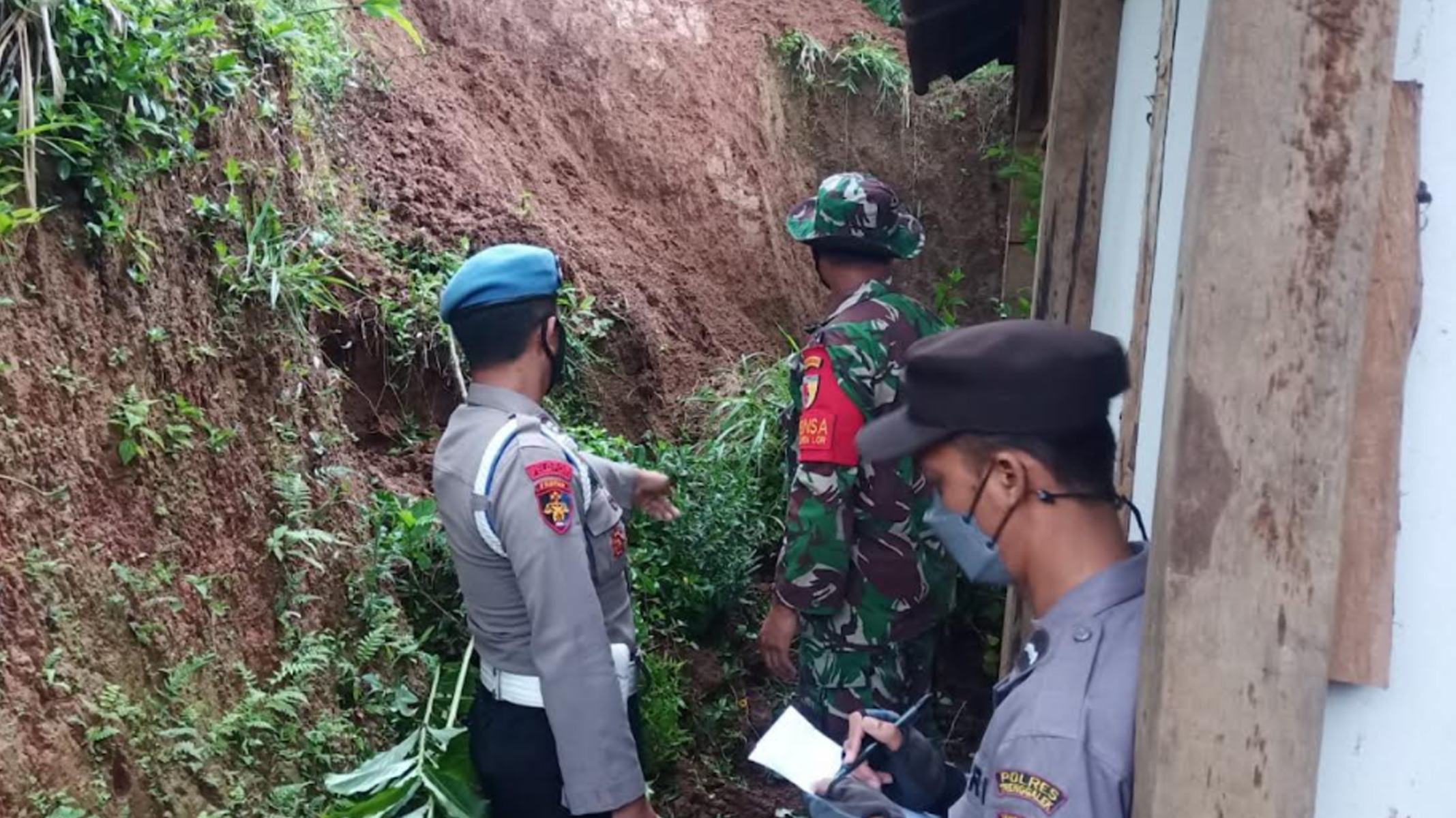 tanah-longsor-di-desa-pandean-dongko-trenggalek.jpg