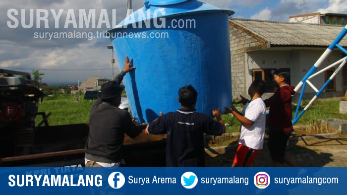 tandon-air-bantuan-dari-pdam-kota-malang-di-perumahan-btu-untuk-melayani-warga-krisis-air-bersih.jpg