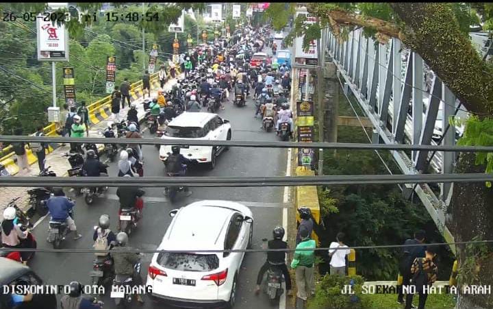 tangkapan-layar-cctv-yang-menggambarkan-banyak-orang-di-sekitar-jembatan-jalan-sukarno-hatta.jpg