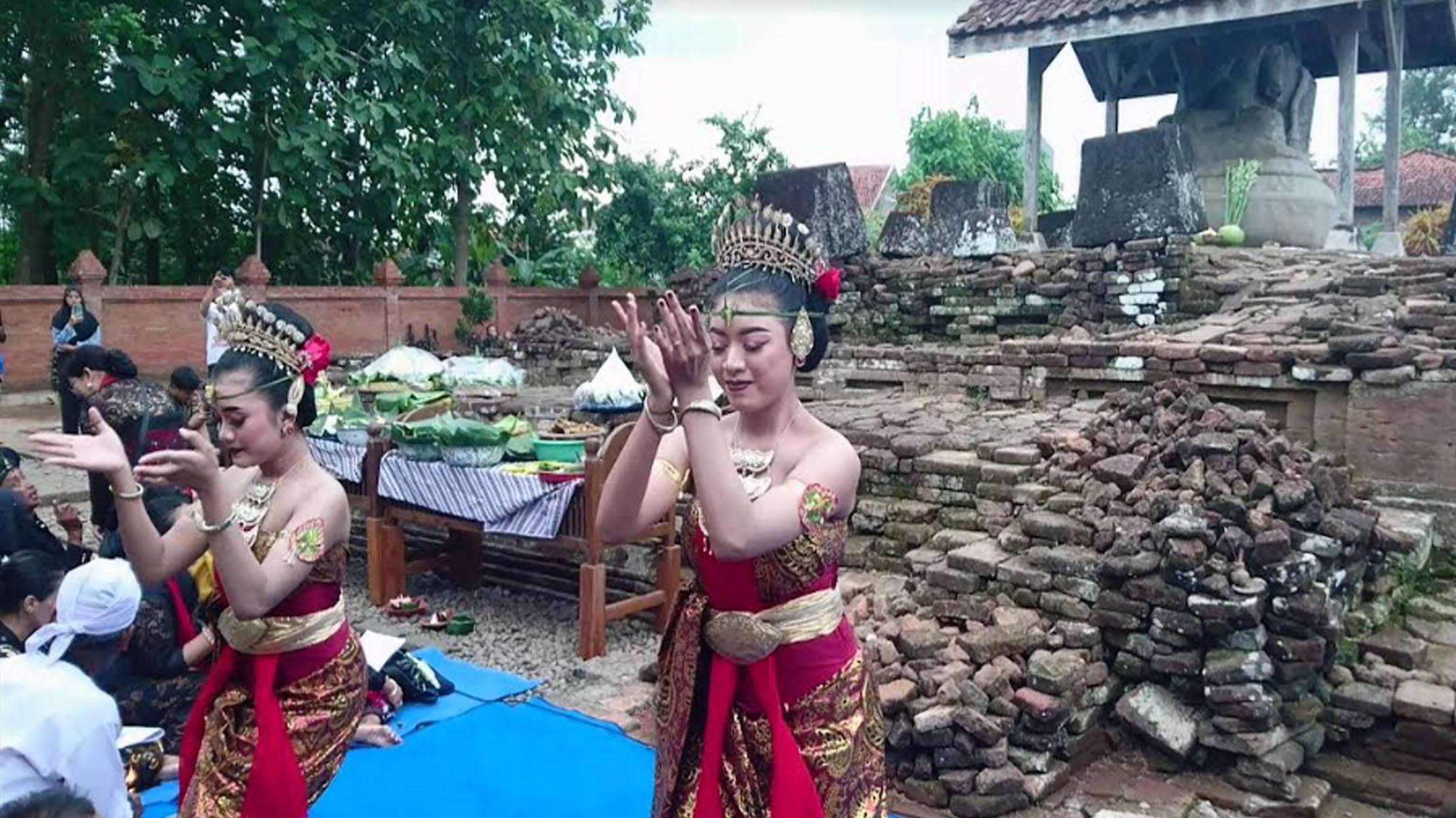 tarian-di-depan-patung-Gayatri-Tulungagung.jpg