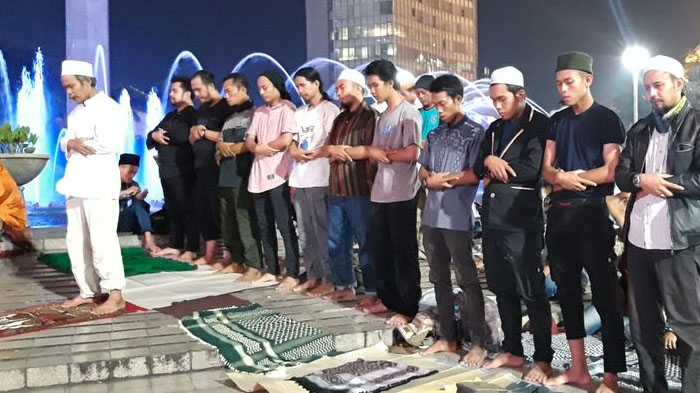 tata-cara-salat-tarawih-di-rumah-saat-pandemi-corona-bisa-dilakukan-sendiri-atau-jamaah-sekeluarga.jpg