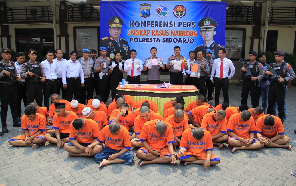 tersangka-pengedar-narkoba-di-sidoarjo_20181015_104407.jpg