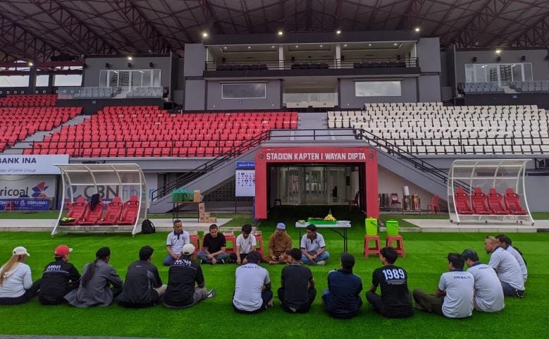 tim-arema-fc-saat-melakukan-pemotongan-tumpeng-di-stadion-kapten-i-wayan-dipta-bali.jpg