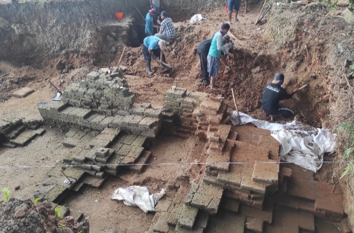 tim-bpcb-jatim-meneruskan-mencari-dinding-sisi-utara-di-situs-candi-gedog-kota-blitar.jpg