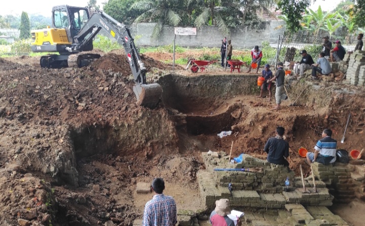 tim-bpcb-jatim-menggunakan-alat-berat-untuk-mengeruk-tanah-di-situs-candi-gedog-kota-blitar.jpg