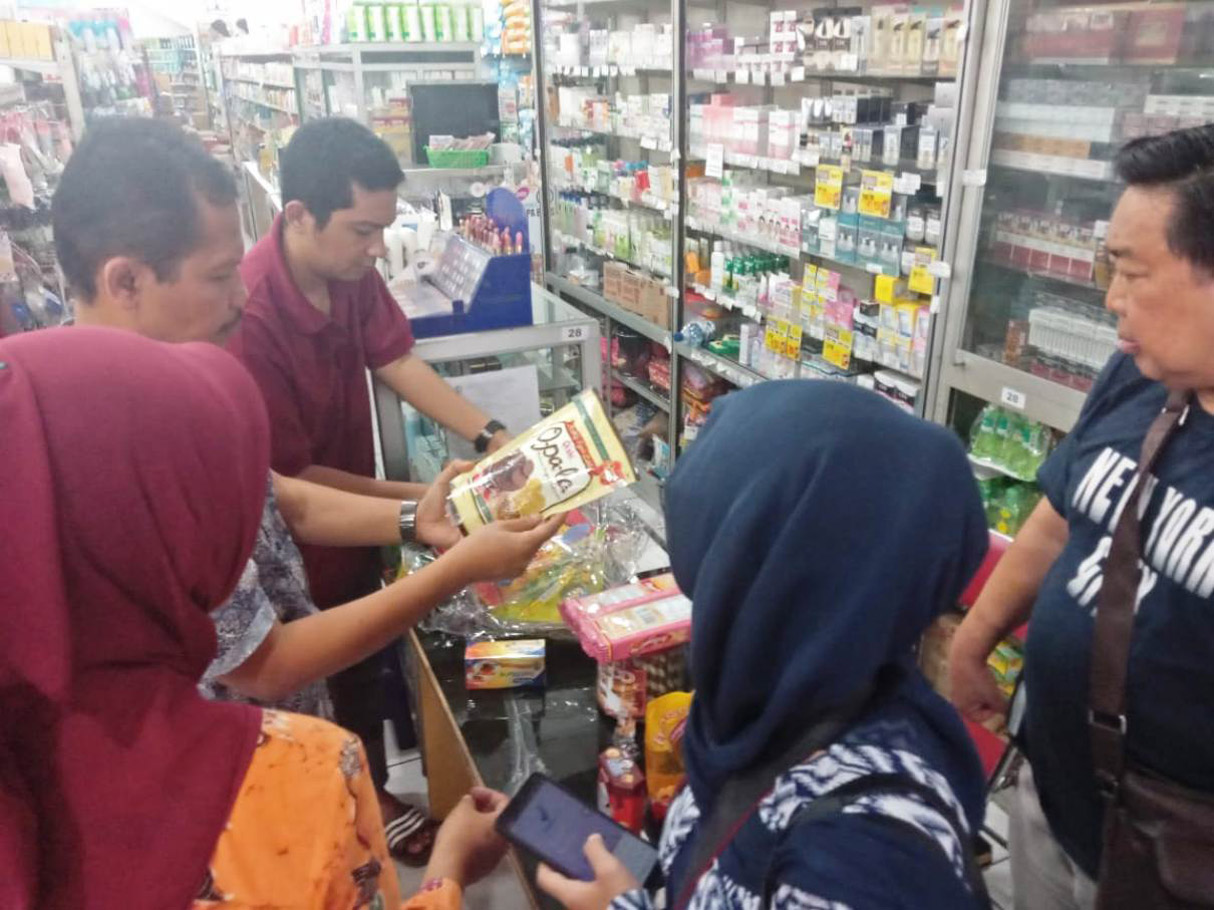 tim-dinas-kesehatan-tulungagung-melakukan-pengawasan-toko-obat.jpg