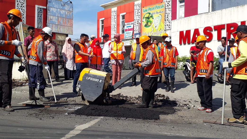 tim-jalan-lubang-menambal-lubang-jalan-di-kota-jember.jpg