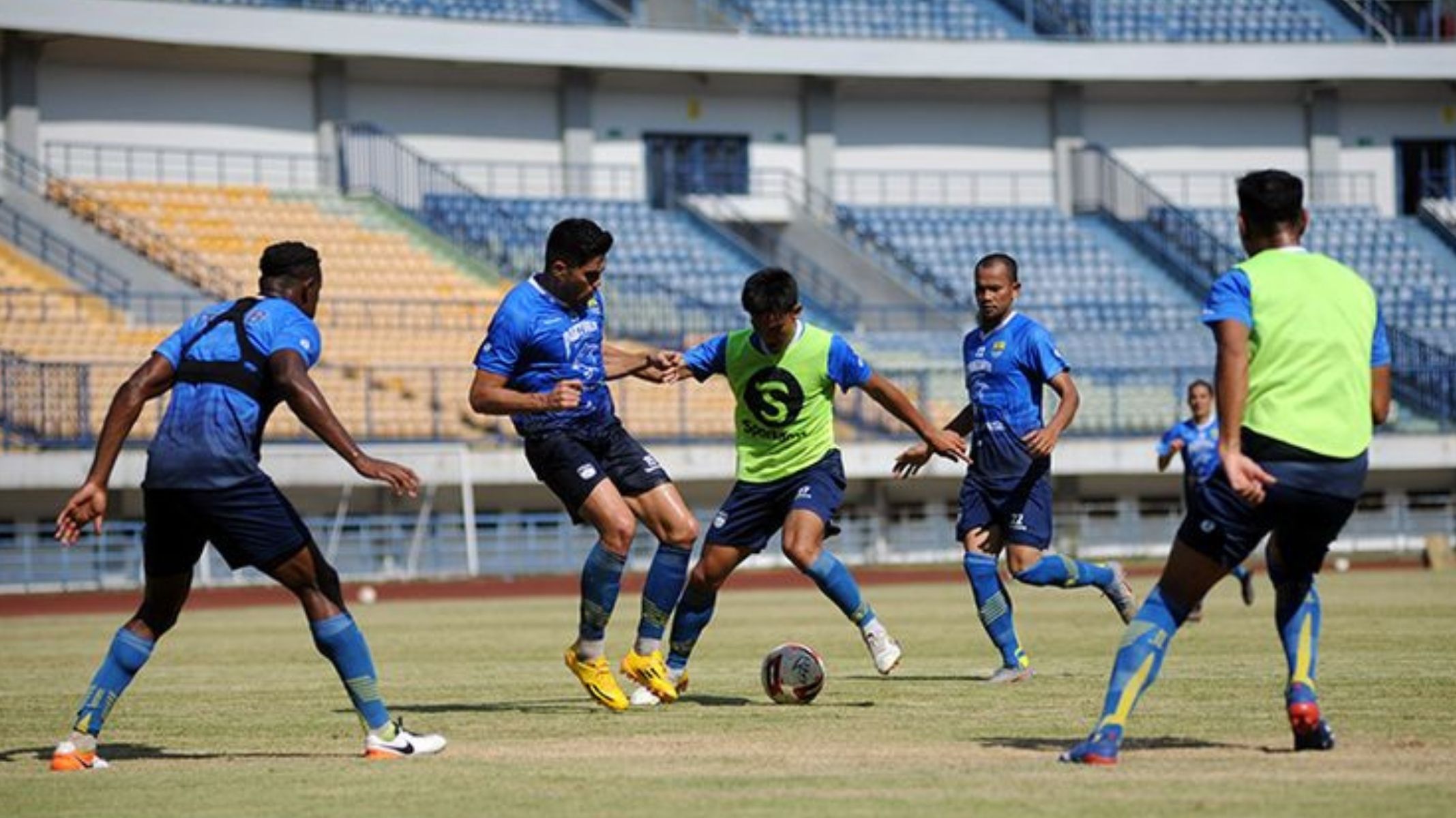tim-persib-bandung-saat-menggelar-training-games.jpg