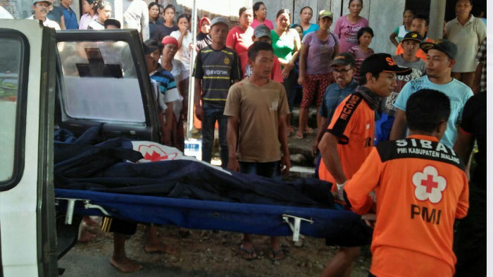 tim-sar-gabungan-kabupaten-malang-mengevakuasi-jenazah-pemancing-ikan-di-pantai-sipelot_20180402_174601.jpg