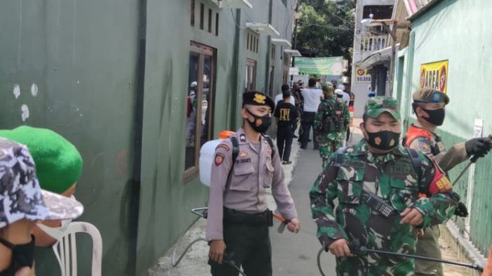 tni-polri-dan-satpol-pp-melakukan-penyemprotan-di-gang-rumah-rizieq-shihab-di-petamburan.jpg