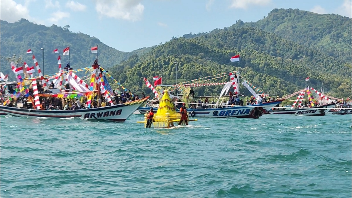 Kemeriahan Larung Sembonyo Pantai Prigi,Tumpeng Raksasa Dilarung ke Tengah Laut