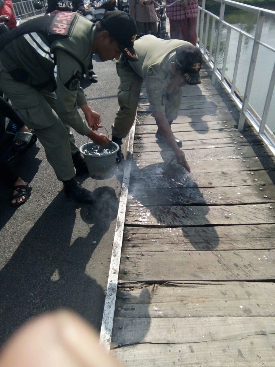 trotoar-jembatan-nyaris-terbakar_20180928_193139.jpg