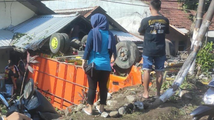 Sopir Ngantuk, Truk Tabrak Tiang Listrik Lalu Terbalik dan Seruduk Rumah Warga Jember