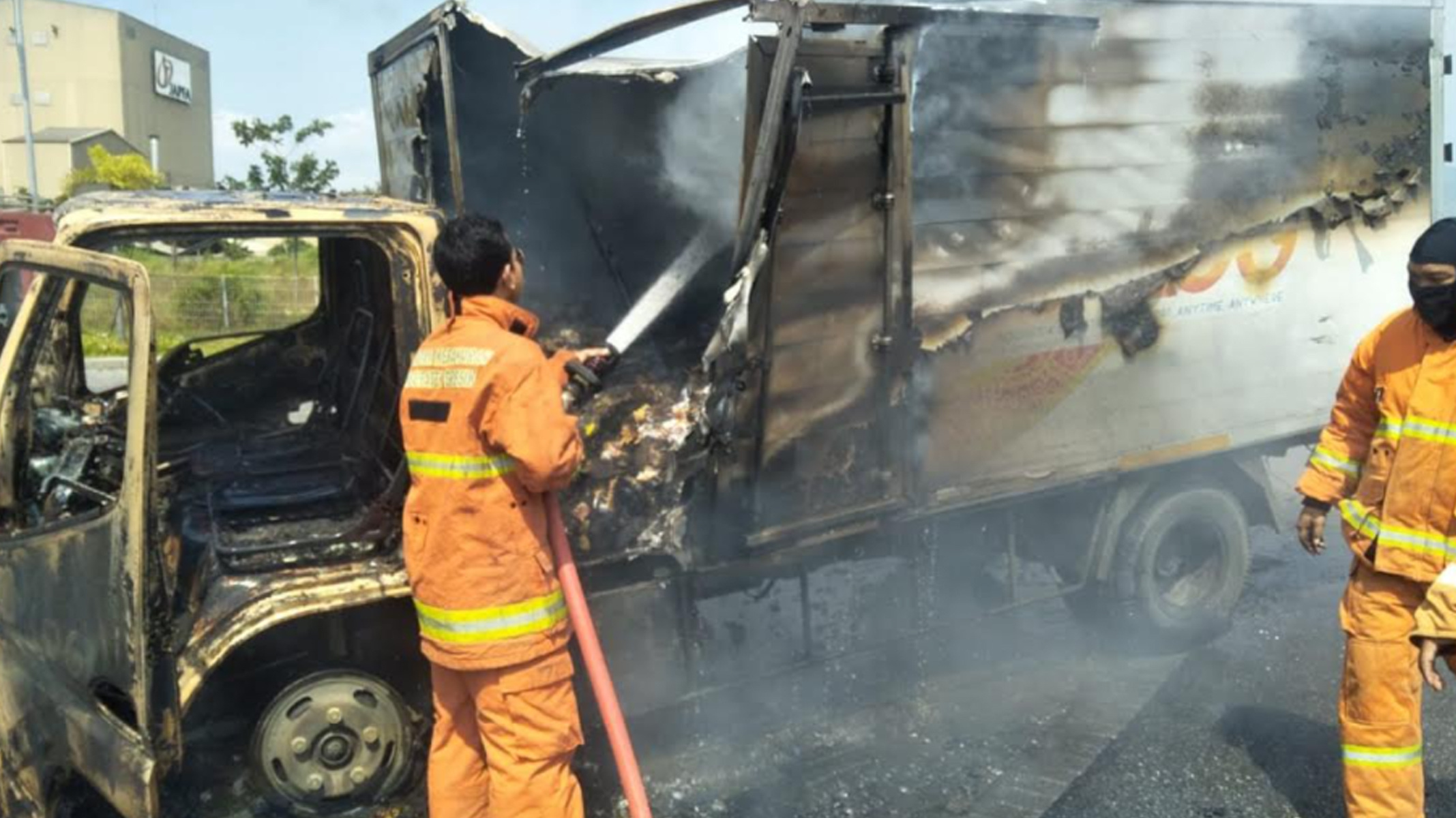 Truk Boks Terbakar Seusai Tabrak Pengandara Motor Hingga Tewas di Gresik