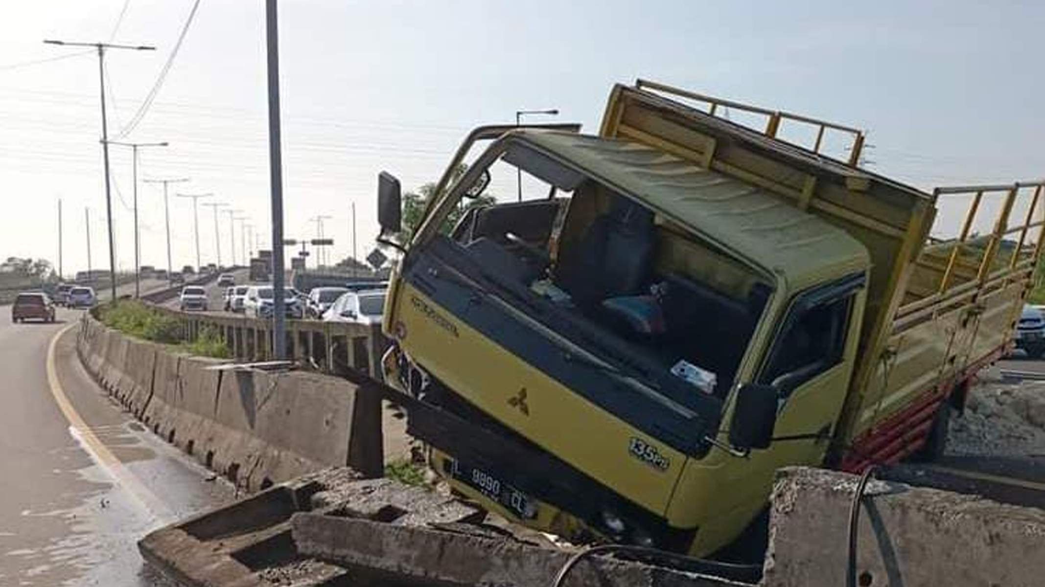 2 Truk Kecelakaan Tabrakan di Tol Dupak Surabaya, Sopir Diduga Mengantuk