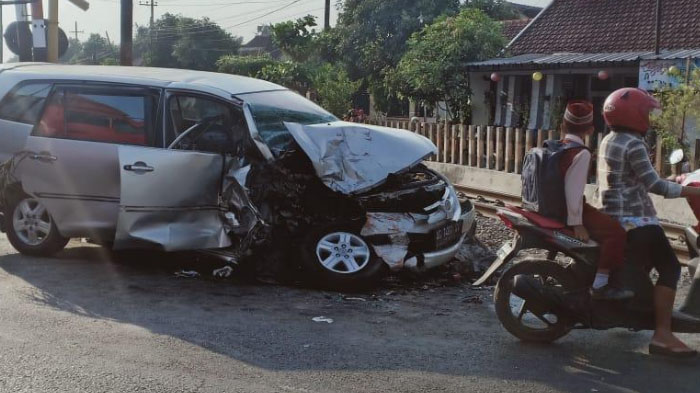 truk-dan-mobil-kecelakaan-di-perlintasan-kereta-api-desa-gilang-ngunut-tulungagung.jpg