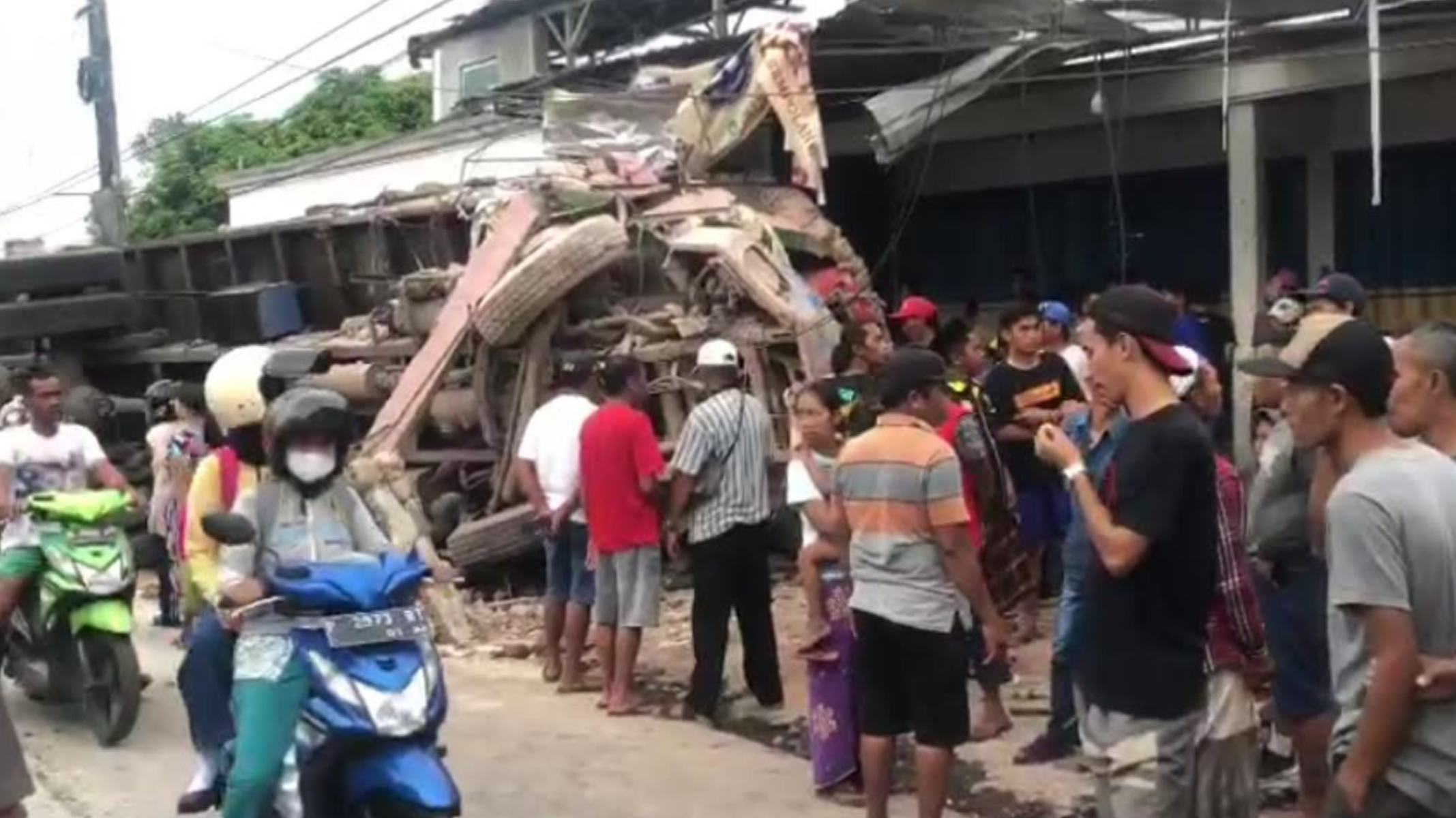 truk-diduga-rem-blong-menabrak-bangunan-di-kecamatan-silo-jember.jpg