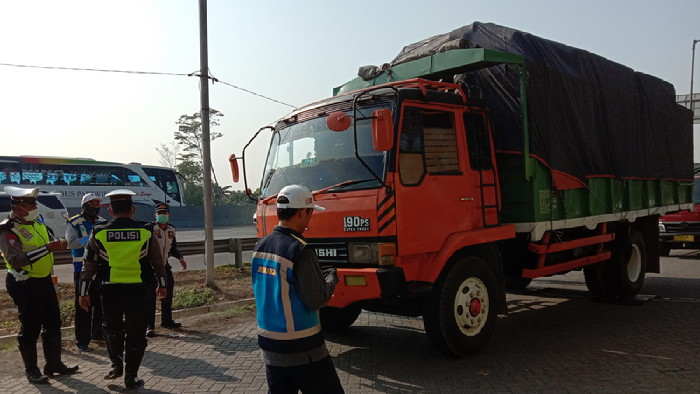 truk-kelebihan-muatan-di-rest-area-jalan-tol-km-753.jpg