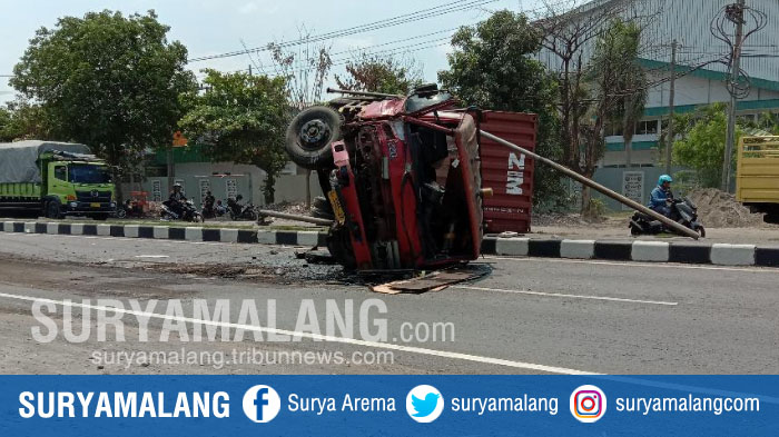 truk-kontainer-nopol-l-9355-uy-terguling-di-jalan-raya-by-pass-krian-km-34-sidoarjo.jpg