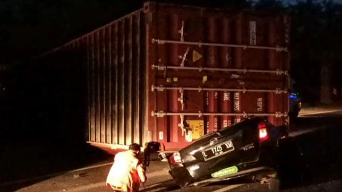Truk Kontainer Terguling dan Menimpa Mobil Daihatsu Sigra di Tol Satelit, Sopir Mobil Tewas Seketika