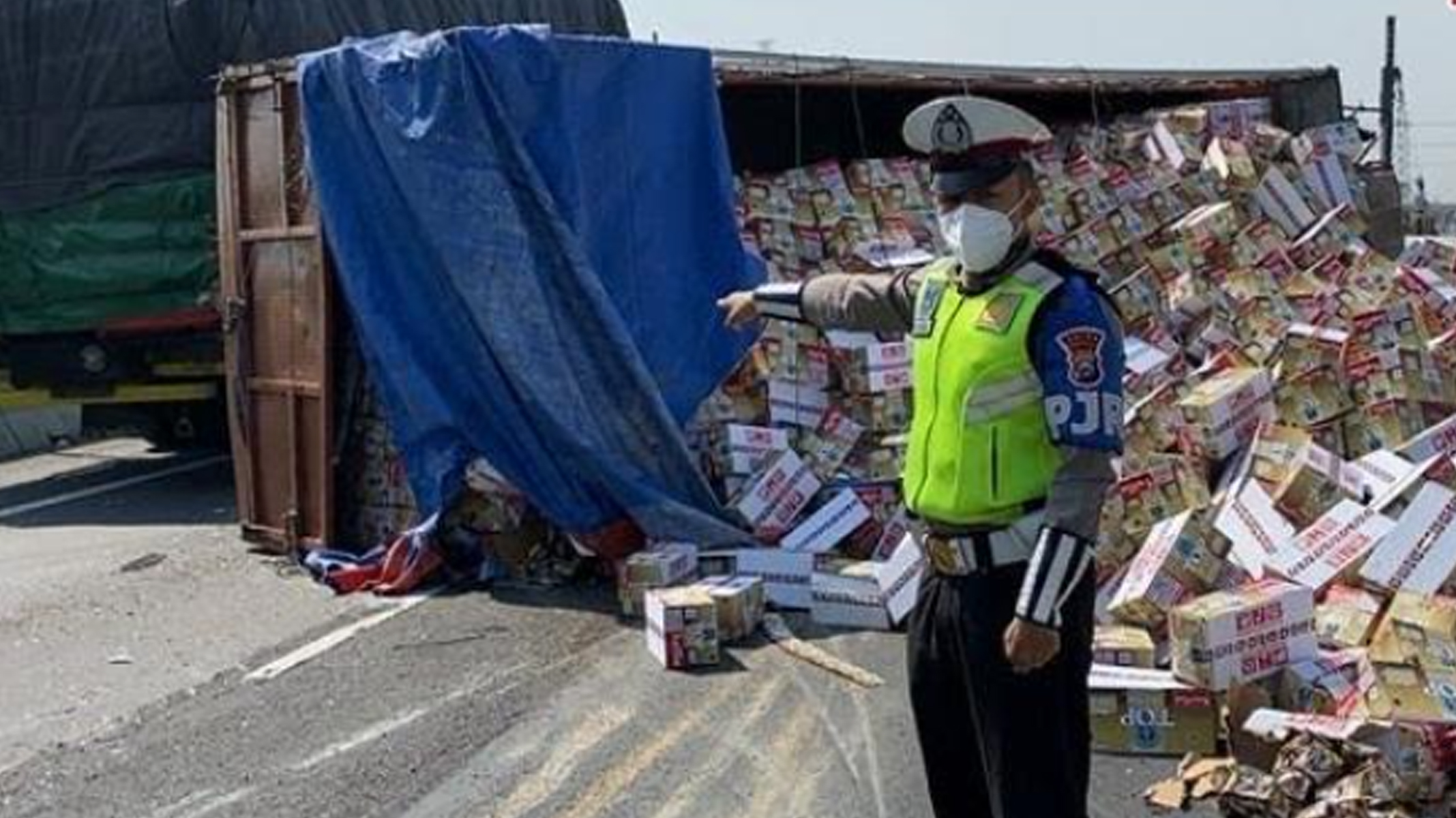 truk-muat-kopi-kemasan-terguling-di-tol-kebomas.jpg