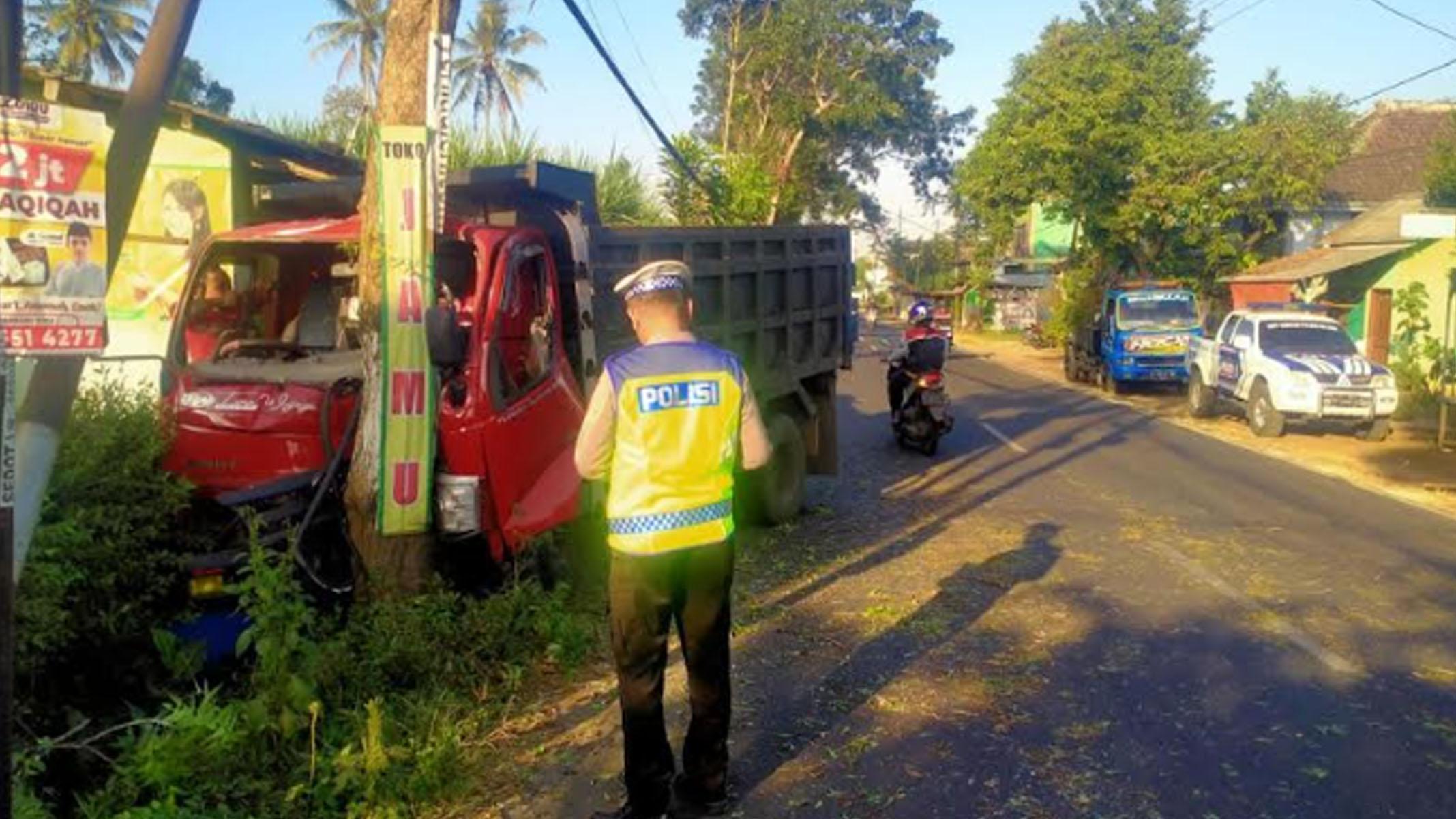 Kecelakaan Truk Toyota Dyna Tabrak Pohon di Kepanjen Malang, Tak Ada Korban Jiwa