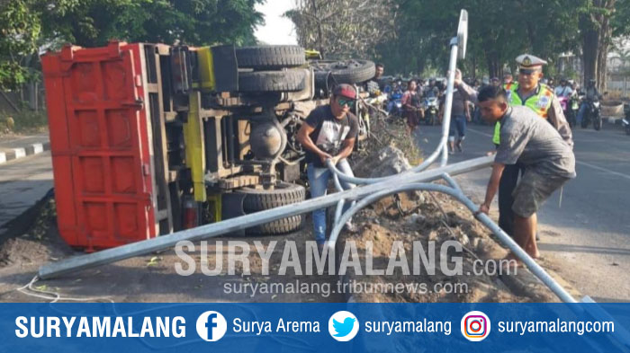 truk-nopol-ae-9251-un-terguling-di-jalan-buduran-sidoarjo.jpg