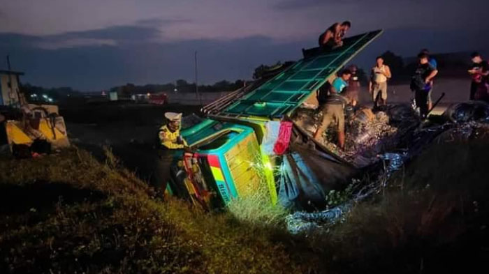 truk-nopol-ag-9943-ua-terperosok-hingga-terguling-di-tol-solo-ngawi.jpg