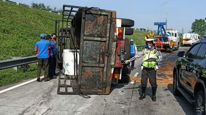truk-nopol-l-8052-tj-terguling-di-cevron-waru-vi-jalur-b-tol-surabaya-mojokerto-sumo.jpg