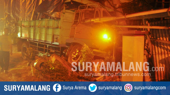 truk-nopol-l-8380-ux-menabrak-rumah-di-desa-gemekan-rt01-rw-4-sooko-mojokerto_20180409_083338.jpg