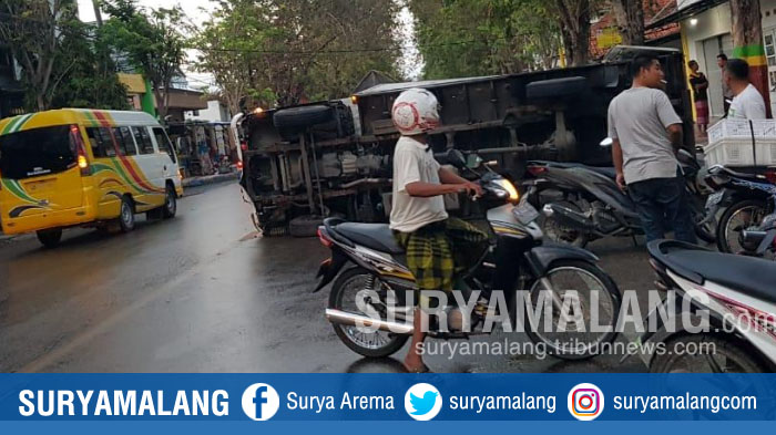 Hindari Mini Bus, Truk Terguling di Jalan Raya Trunojoyo, Pamekasan