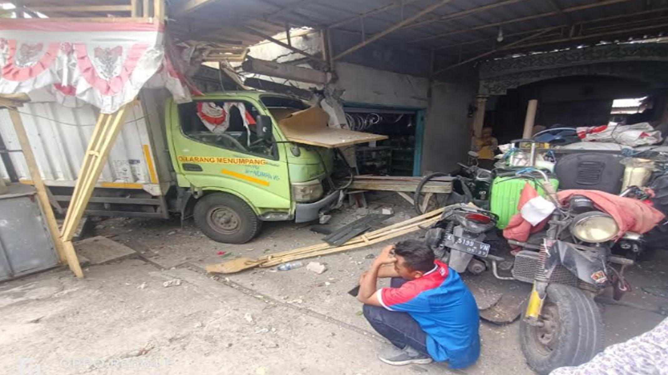 Kecelakaan Truk Box Tabrak Rumah di Menganti Gresik, Efek Pecah Ban