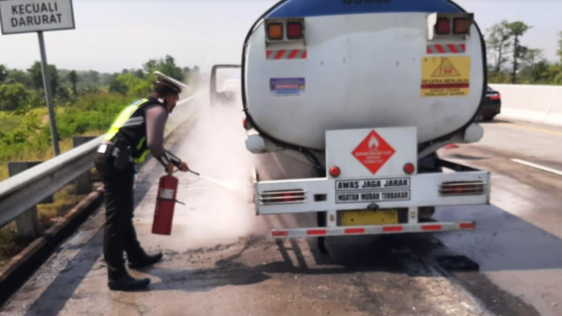 truk-tangki-bbm-terbakar-tol-surabaya-malang.jpg