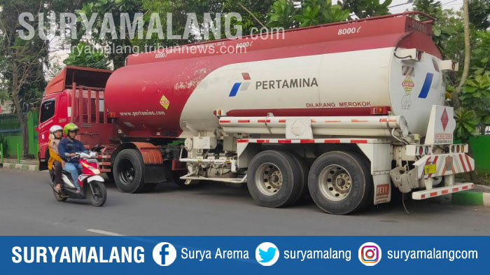 truk-tangki-pt-pertamina-persero-terparkir-di-samping-terminal-bbm-di-jalan-halmahera-kota-malang.jpg