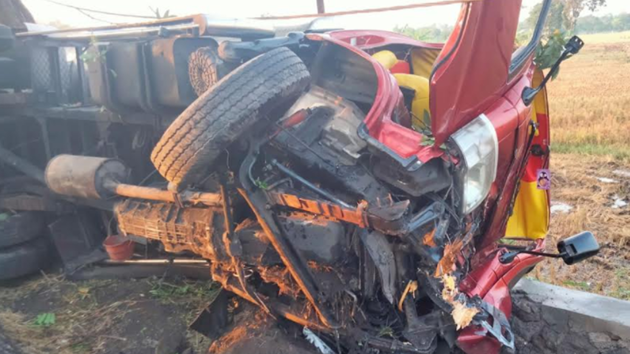 Truk Tangki Terguling Seusai Tabrak Pohon, Diduga Sopir Ngantuk