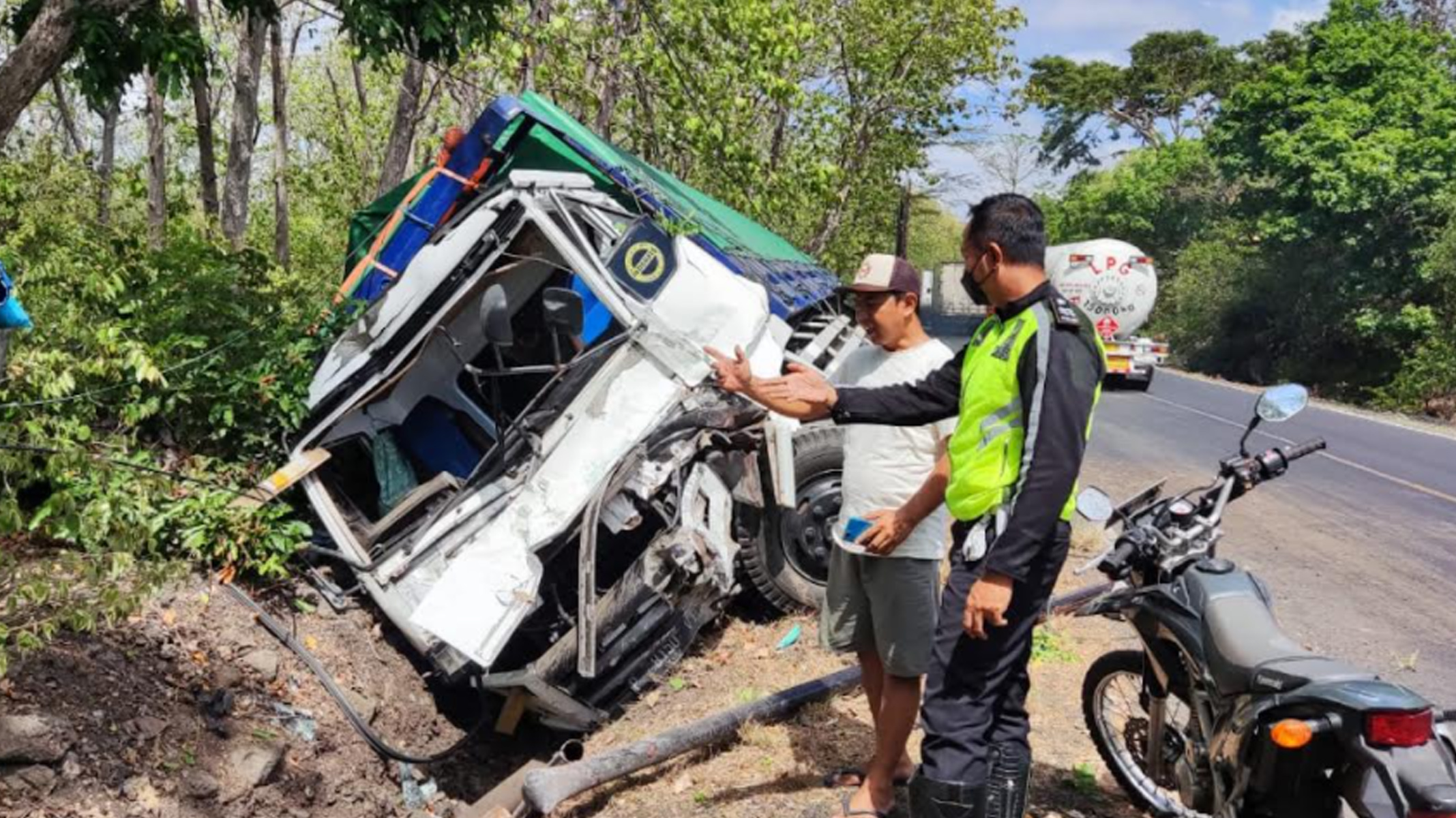 truk-terguling-di-jalan-hutan-baluran-situbondo.jpg