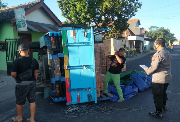 truk-terguling-di-jalan-raya-menang-kecamatan-pagu-kabupaten-kediri.jpg