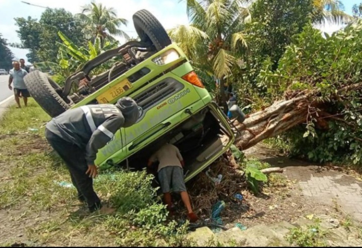 truk-terguling-di-jalan-raya-seduri-balongbendo-sidoarjo.jpg