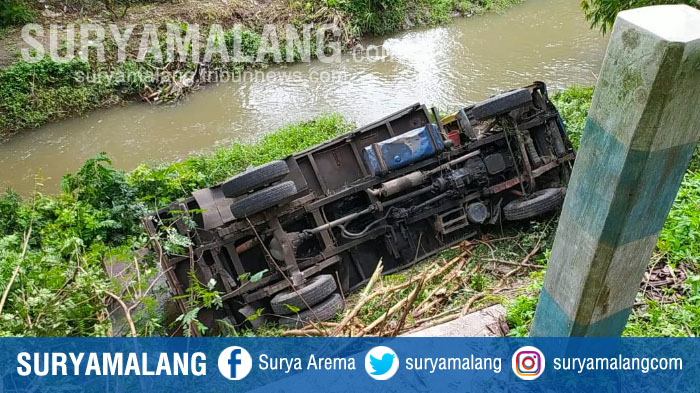 truk-terperosok-ke-sungai-di-desa-kepuh-kecamatan-papar-kabupaten-kediri.jpg