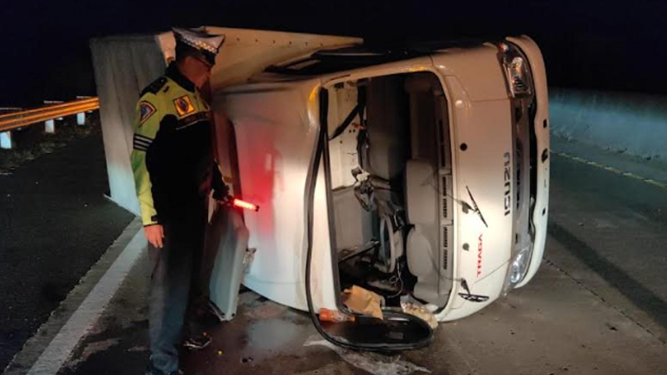 Kecelakaan di Jalan Tol Kertosono - Caruban, Truk Boks Muatan Paket Barang Asal Pamekasan Terguling