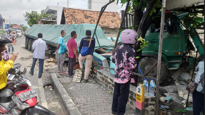 truk-trailer-menabrak-rumah-dan-dua-becak-di-jalan-raya-sugihwaras-kecamatan-jenu-tuban.jpg